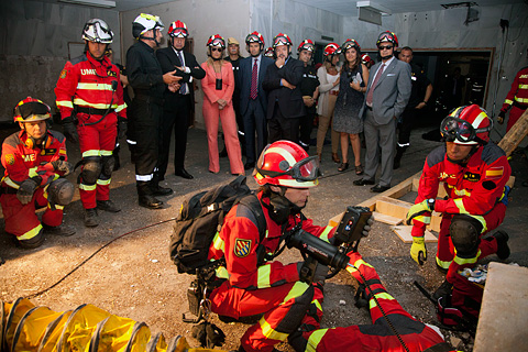 Los delegados del Gobierno en Castilla-La Mancha, Extremadura y Madrid asisten a un ejercicio realizado por el equipo de b&uacute;squeda y rescate urbano del BIEM I.