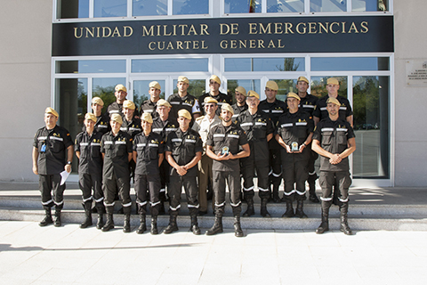 El jefe de la UME con el equipo de Salvamento y Socorrismo Acu&aacute;tico