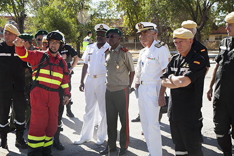 Demostraci&oacute;n din&aacute;mica de las capacidades de la UME durante la visita del JEMAD de Angola