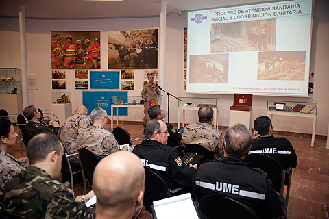 Vista de la Sala Hist&oacute;rica con alguno de los asistentes al seminario.