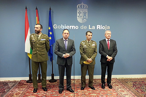 El presidente riojano Pedro Sanz, junto al teniente general C&eacute;sar Muro, el consejero de Presidencia y Justicia Emilio del R&iacute;o