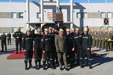 El general de Ej&eacute;rcito, Fulgencio Coll, con los componentes del equipo ganador del trofeo, que este a&ntilde;o ha sido el BIEM IV.