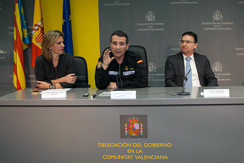 El general Muro - acompa&ntilde;ado por la delegada del Gobierno en la Comunidad Valenciana, Paula S&aacute;nchez de Le&oacute;n, y el conseller de Governaci&oacute; i Justicia, Seraf&iacute;n Castellano - durante la presentaci&oacute;n del ejercicio a los medios de comunicaci&oacute;n.