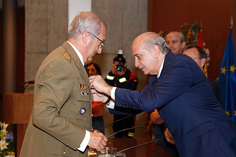 El ministro del Interior impone al que fuera jefe de la UME, teniente general Jos&eacute; Emilio Rold&aacute;n, la Medalla al M&eacute;rito de Protecci&oacute;n Civil, en su categor&iacute;a de oro y distintivo azul.