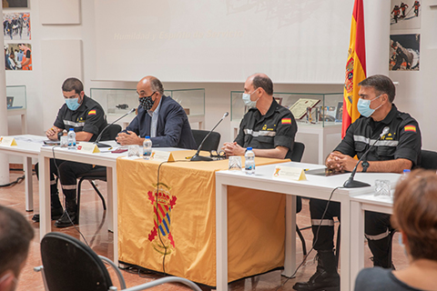 El general jefe de la UME, Luis Manuel Mart&iacute;nez Meijide, y el viceconsejero de Salud P&uacute;blica de la Comunidad de Madrid, Antonio Zapatero Gavidia