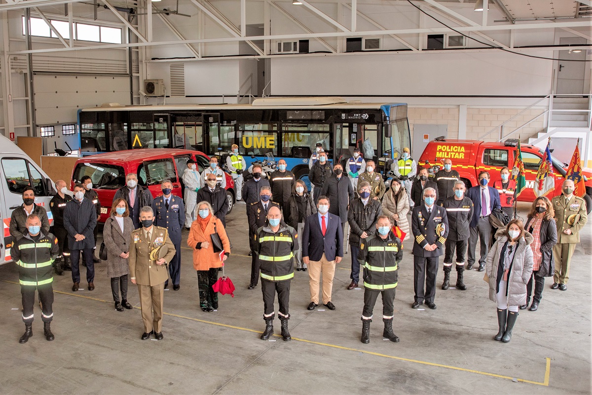 Foto de familia de la comitiva tras finalizar la visita a la exposici&oacute;n est&aacute;tica de material