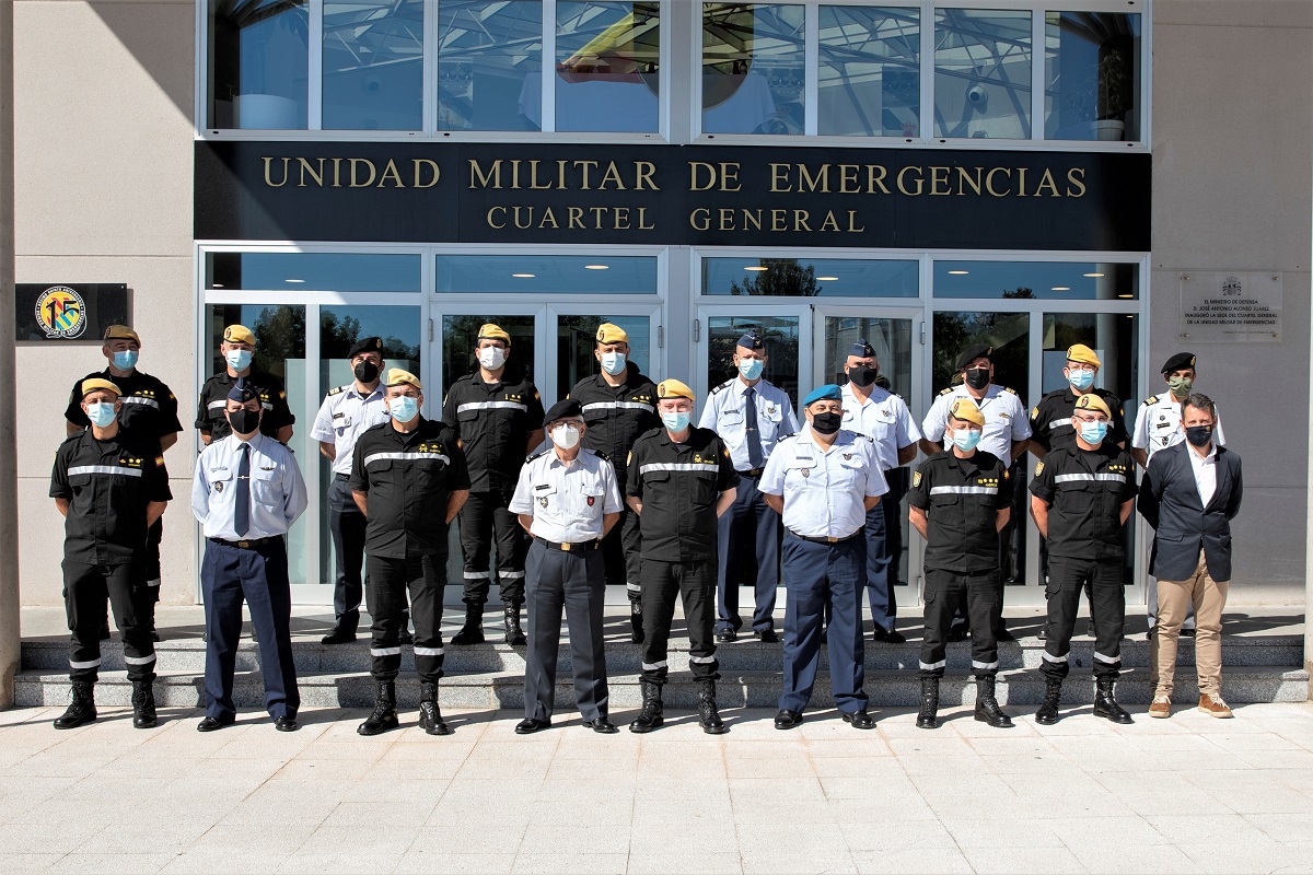 Foto de familia en la puerta del Cuartel General de la UME