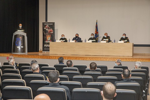 La fase presencial de este curso se realiza en la Base A&eacute;rea de Torrej&oacute;n, cuya Agrupaci&oacute;n Base apoya a la EMES con la cesi&oacute;n de su Sal&oacute;n de Actos para algunas de las conferencias.