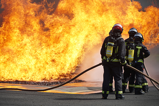 Intervinientes poniendo en pr&aacute;ctica las t&eacute;cnicas y procedimientos de actuaci&oacute;n ante emergencias industriales con fuego real, hacer frente a sus distintos comportamientos y efectos