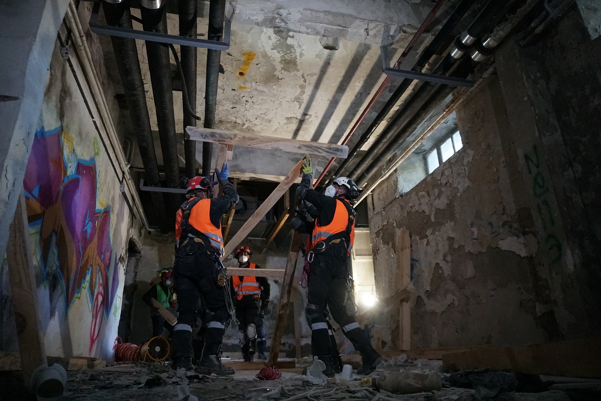 Apuntalamientos en el interior de la suspuesta residencia afectada por el terremoto