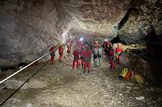 Los talleres pr&aacute;cticos en el interior de la cueva de la Torca de los Morteros.