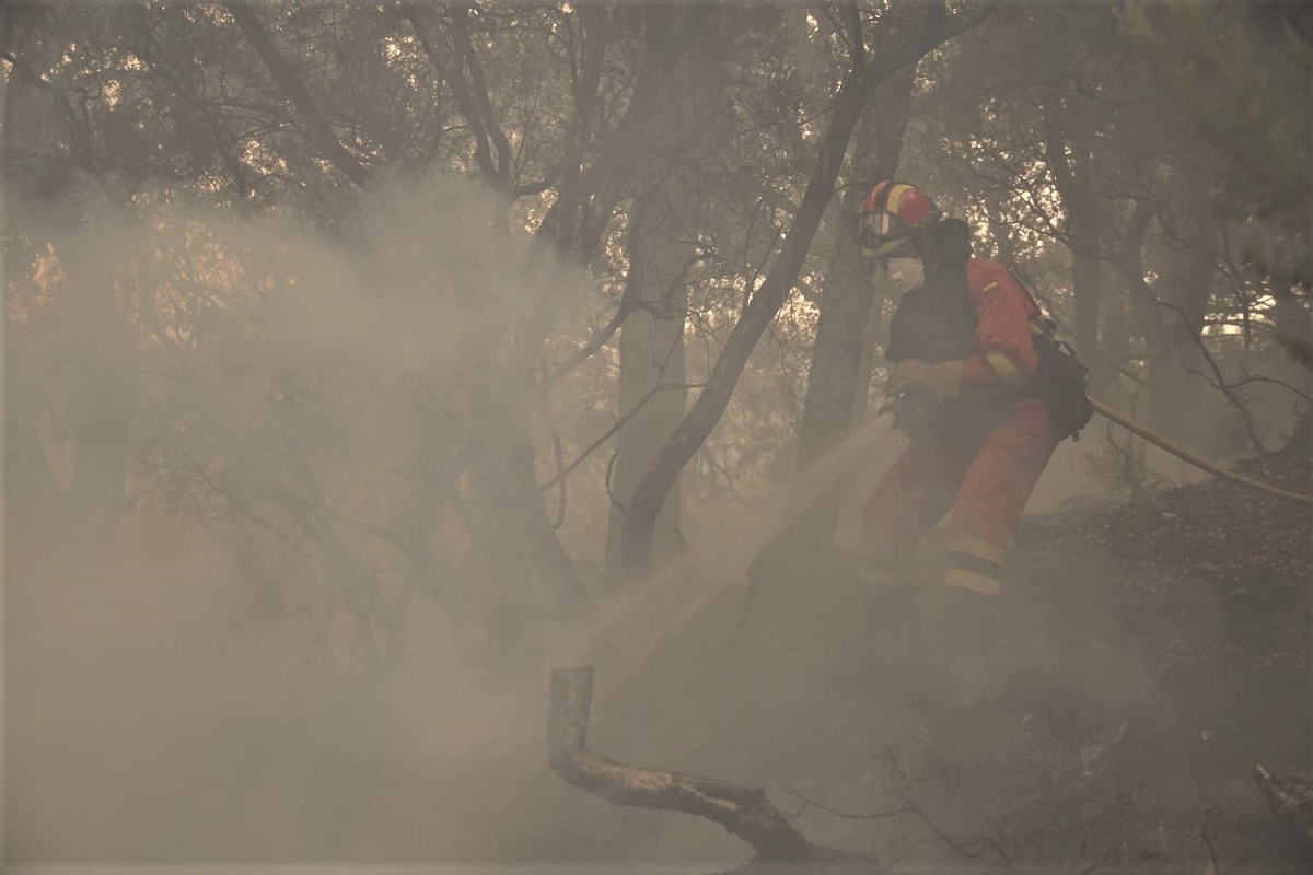 Ataque directo al fuego en el flanco suroeste del incendio