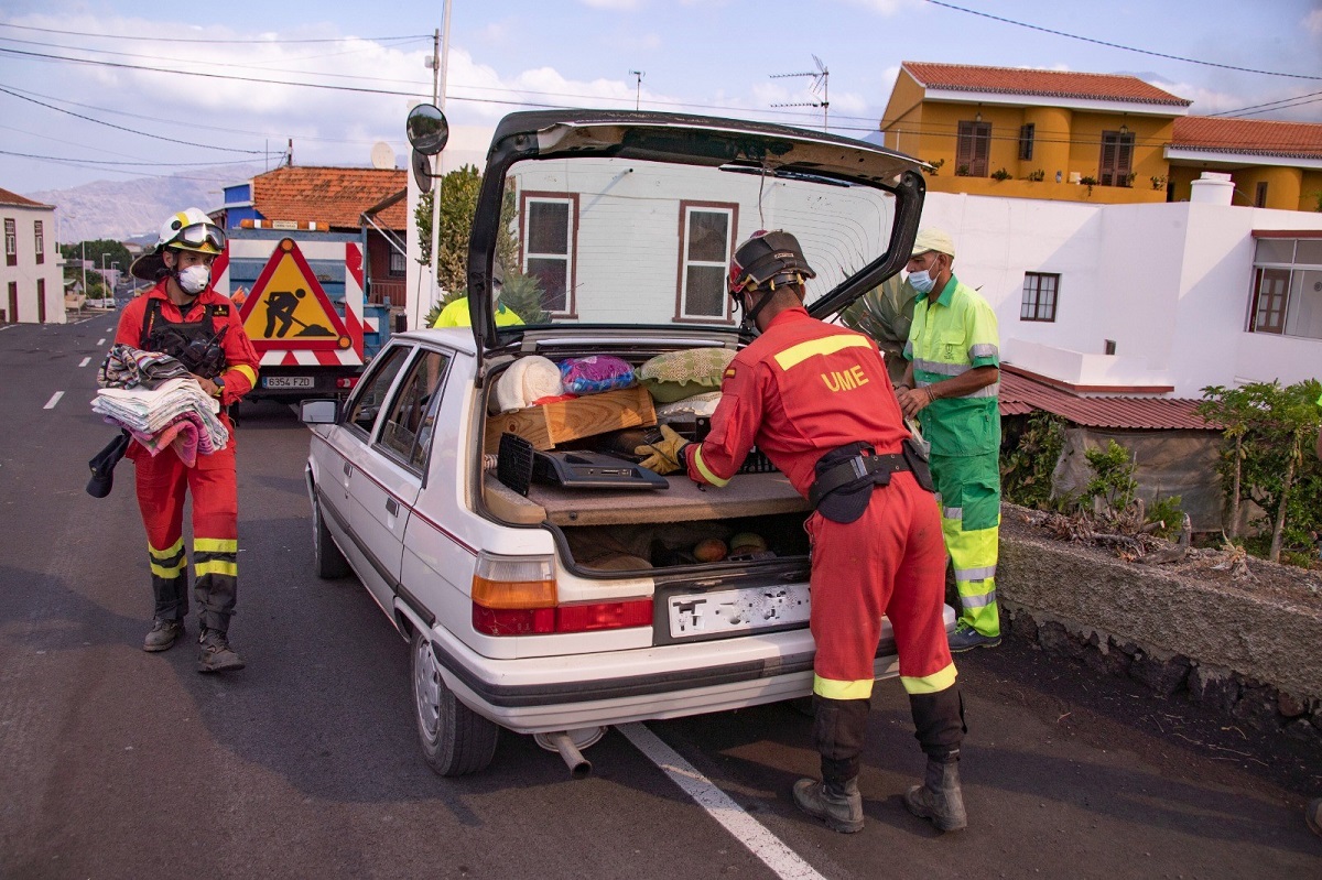 Militares de la UME ayudan a a los vecinos de las localidades evacuadas para que recojan las pertenencias de sus hogares