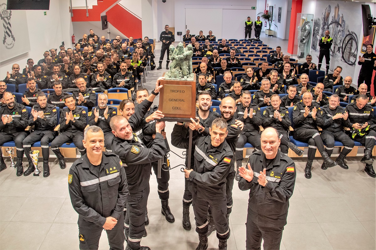 El teniente general Luis Manuel Mart&iacute;nez Meijide, Jefe de la UME, entreg&oacute; el trofeo a los ganadores, el BIEM III