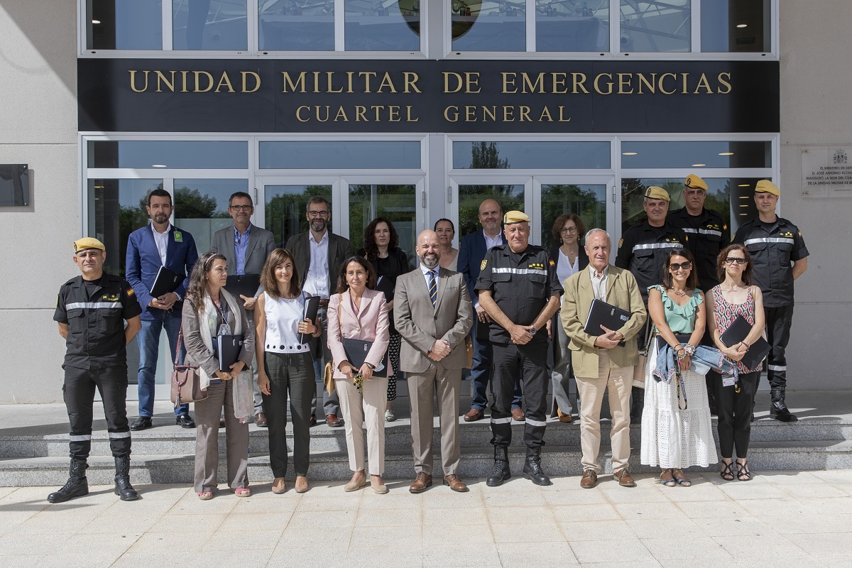 Foto de familia de los participantes en el primer encuentro entre miembros del Consejo General del Poder Judicial y la UME