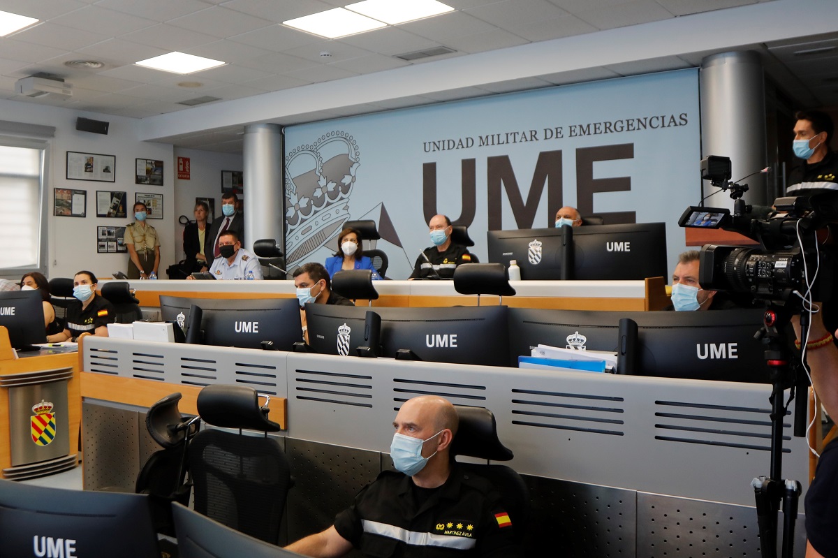 La ministra de Defensa, Margarita Robles, acompa&ntilde;ada del Jefe de la UME, teniente general Luis Manuel M. Meijide en el Centro de Operaciones del Cuartel General de la UME