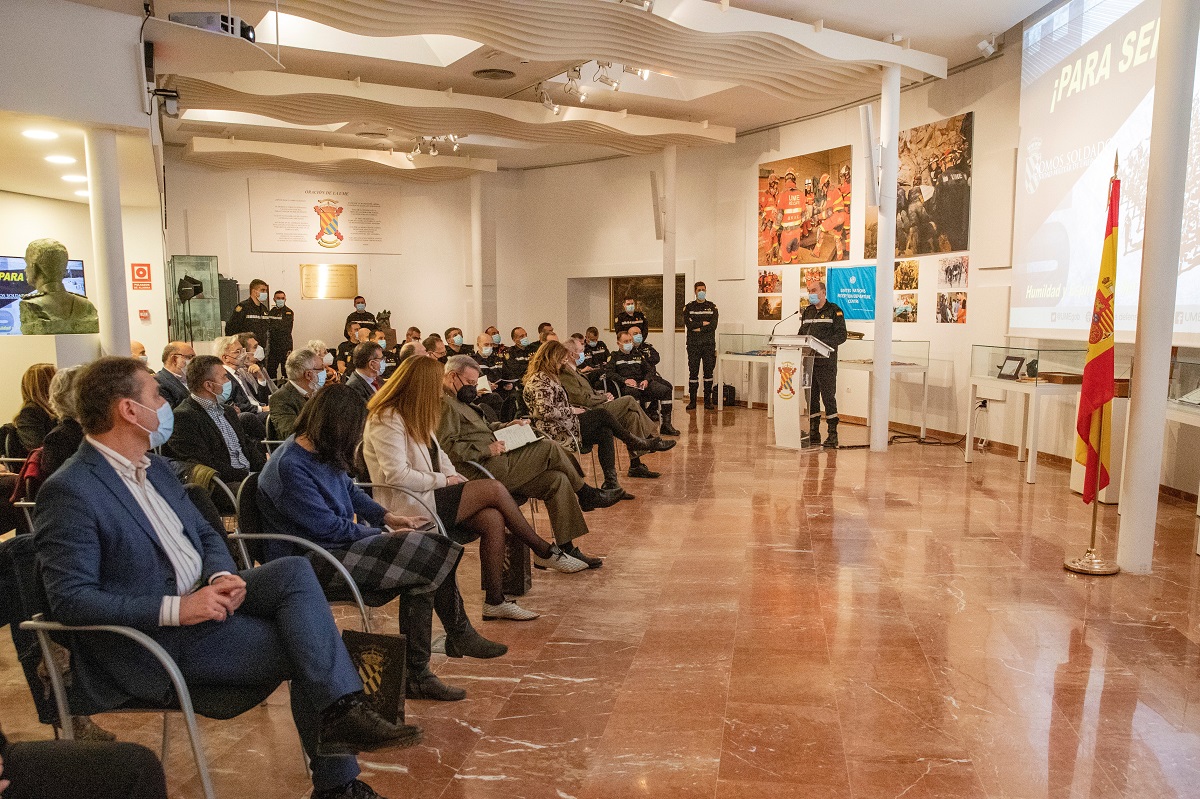 El General jefe de la UME (GEJUME), el teniente general Luis Manuel Mart&iacute;nez Meijide, ha recibido a las autoridades en el Cuartel General. All&iacute; han asistido a la conferencia La UME, una herramienta del Estado. Capacidades, medios y misiones