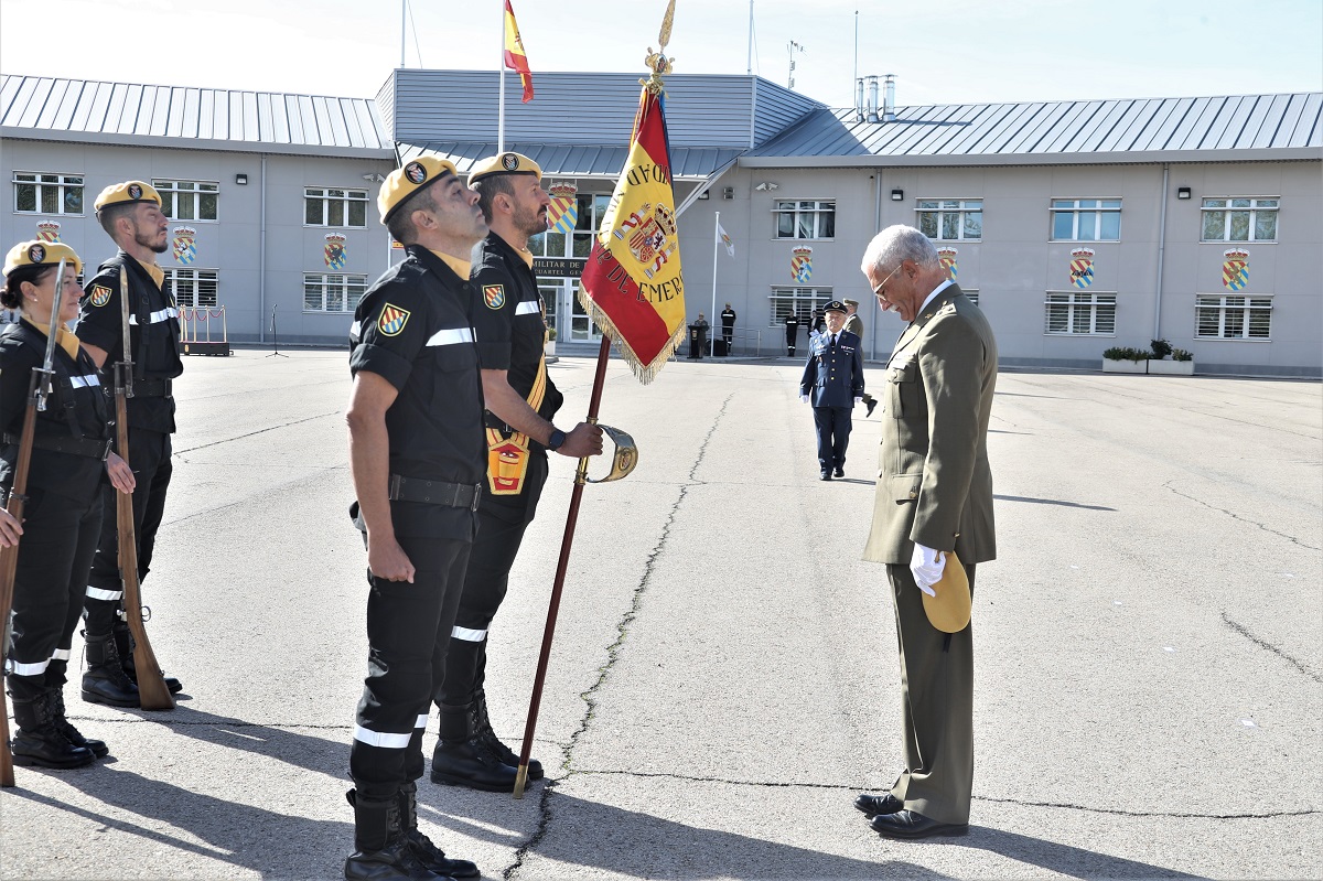 Un total de 14 militares que han estado destinados en la Unidad Militar de Emergencias (UME) han renovado su juramento a la Ense&ntilde;a Nacional