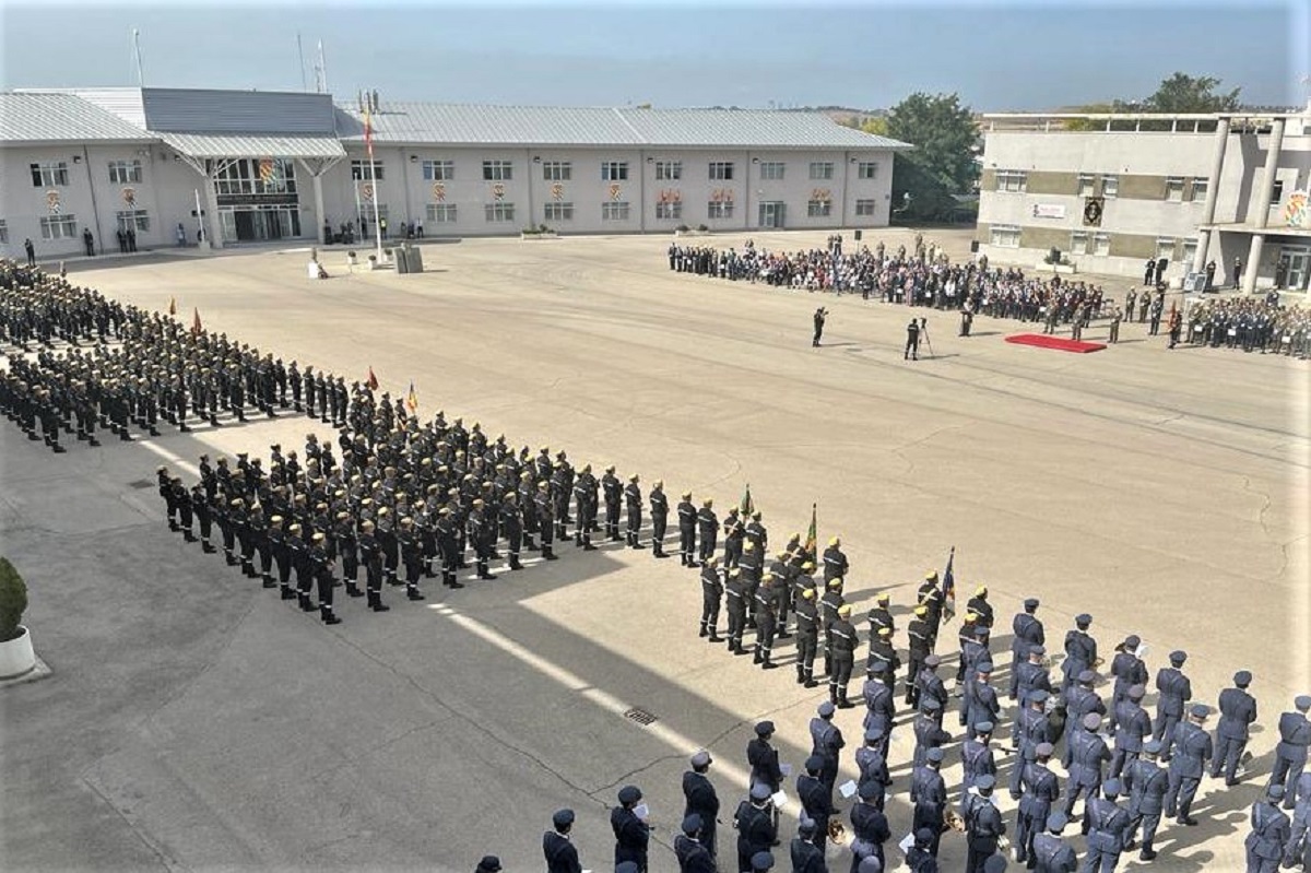 El acto central, realizado en el Patio de Armas General del Ej&eacute;rcito Coll de la Base A&eacute;rea de Torrej&oacute;n de Ardoz (Madrid), ha estado presidido por el jefe de la UME (GEJUME), teniente general Luis Manuel Mart&iacute;nez Meijide, adem&aacute;s de contar con la presencia del Jefe de Estado Mayor de la Defensa, almirante general Teodoro Esteban L&oacute;pez Calder&oacute;n, y la directora del Centro Nacional de Inteligencia (CNI), Esperanza Casteleiro Llamazares, entre otras autoridades civiles y militares