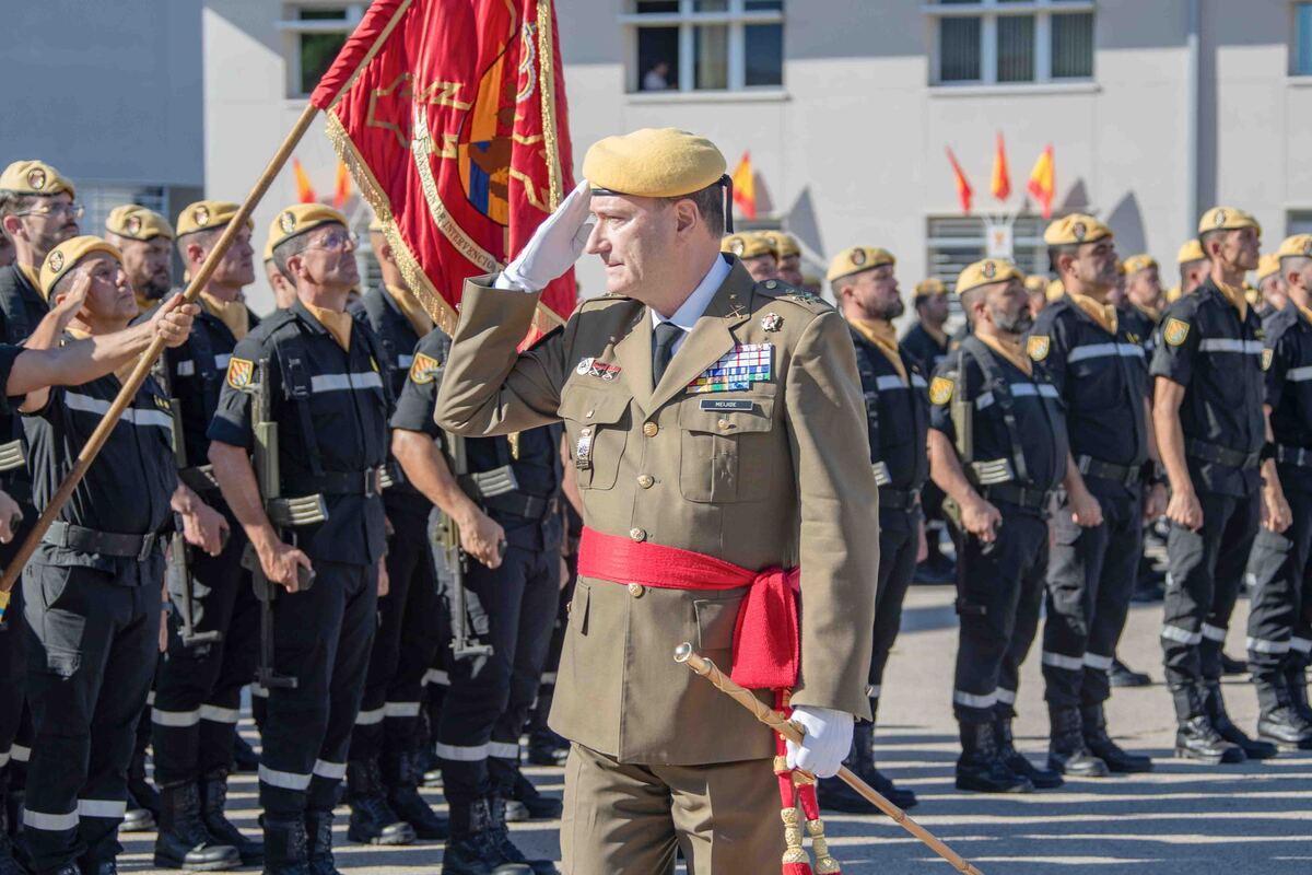 El Teniente General Luis Martinez Meijide pasa revista a la formaci&oacute;n