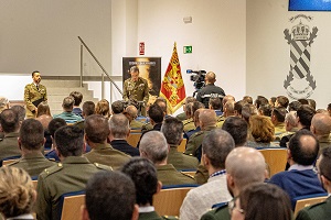 El general Marcos ha señalado que este acto debe ser motivo de alegría para la UME. Primero para el coronel saliente, al que ha agradecido su humildad al frente del Estado Mayor y segundo, para el coronel Salas, del que ha destacado su valía para el cargo y le ha pedido “prudencia, firmeza y que sea justo en su cargo”.