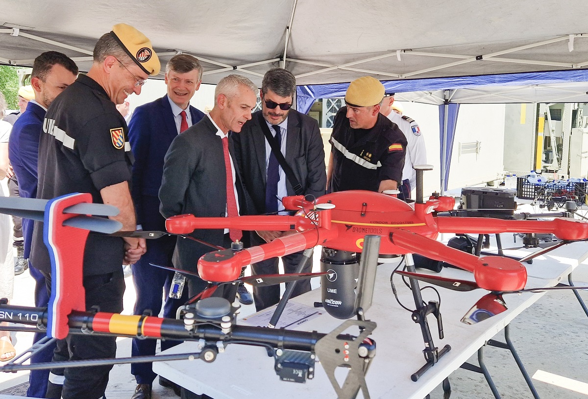 Ambas delegaciones han visitado una exposici&oacute;n est&aacute;tica, en la que han visto muy de cerca los diferentes sistemas tripulados de manera remota que utiliza la UME