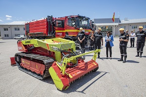 La máquina automotriz teleoperada, es un dron terrestre que la UME acaba de adquirir y que permite realizar labores de ataque directo e indirecto en apoyo de los intervenientes, mejorando su seguridad.