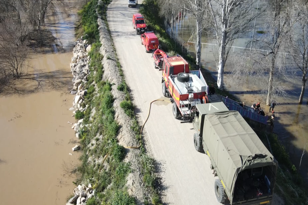 La UME se despliega en Zaragoza ante la crecida del Ebro