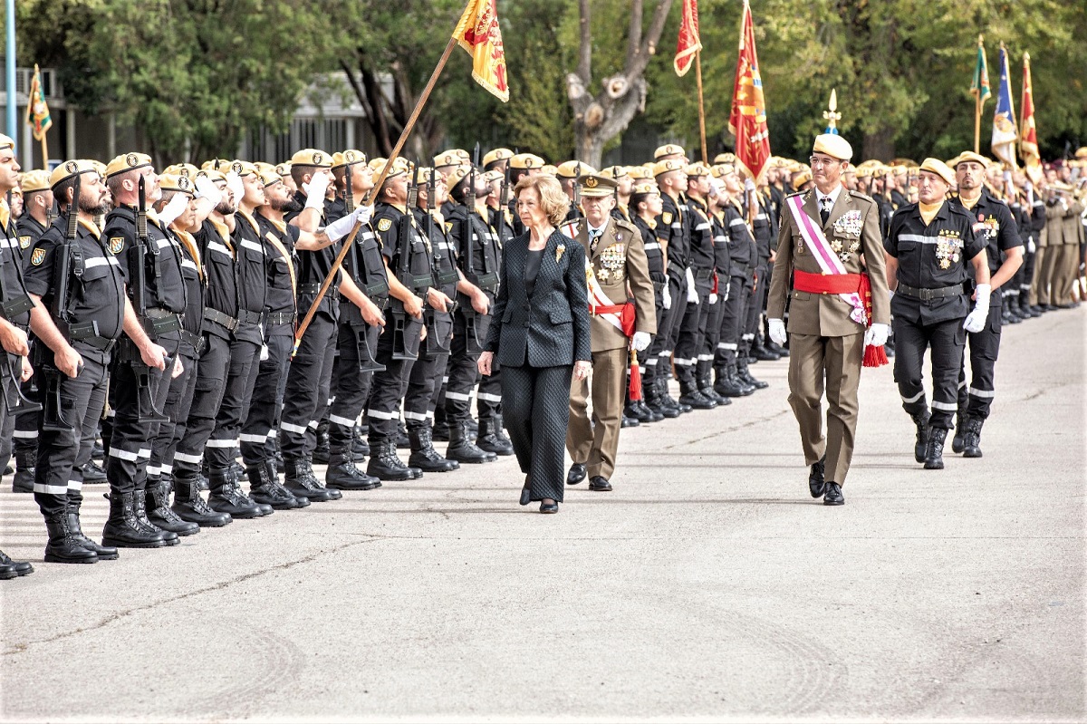 S.M. la Reina pasa revista a las unidades formadas para el Acto