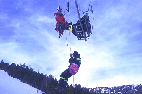 Varios equipos de monta&ntilde;a del BIEM IV han participado junto a los equipos de rescate especializados de las estaciones de esqu&iacute;, de los Mossos y de Bombers en los simulacros de rescate en telesilla