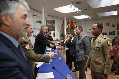 El almirante general Jefe del Estado Mayor de la Defensa, Fernando Garc&iacute;a S&aacute;nchez, acompa&ntilde;ado del teniente general Jefe de la UME, Miguel Alca&ntilde;iz Comas,  y otras autoridades fueron los encargados de entregar los diplomas acreditativos de la superaci&oacute;n del curso