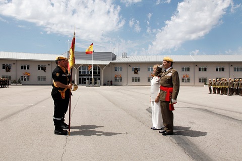 Emotiva despedida del teniente general Cesar Muro de la Ense&ntilde;a Nacional acompa&ntilde;ado de su esposa