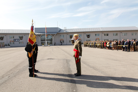 Emocionada despedida del general Barr&oacute;s ante la Bandera de Espa&ntilde;a