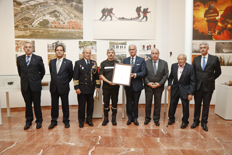 Entrega al general Jefe de la UME el Diploma que acredita a esta Unidad como Miembro de Honor de la Fundaci&oacute;n Carlos III