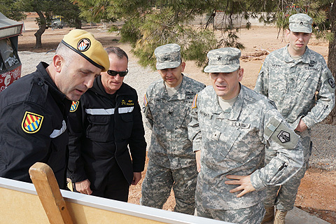 El jefe del BIEM III, teniente coronel Juan Carlos Olalla, explica al general Benanati las instalaciones en las que se adiestra su equipo de b&uacute;squeda y rescate urbano.