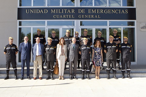 La delegaci&oacute;n de la Cruz Roja Espa&ntilde;ola con su presidente, Javier Senent Garc&iacute;a, al frente, fue recibido por el teniente general Miguel Alca&ntilde;iz acompa&ntilde;ado de una respresentacion de su estado mayor