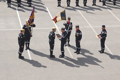 Entrega de obsequios entre los dos Jefes de Unidad: El coronel Remi Chassaing y el teniente coronel Juan Mamuel Salom Herrera