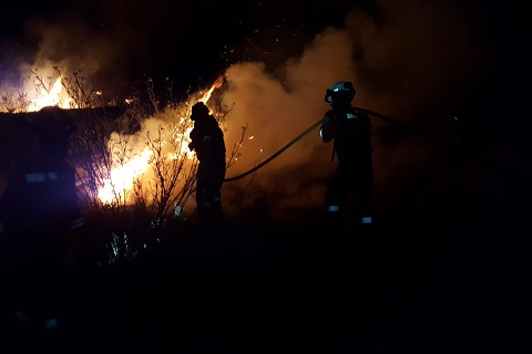 La Unidad Militar de Emergencias est&aacute; colaborando desde el pasado s&aacute;bado en las tareas de extinci&oacute;n del incendio forestal de Artenara en Gran Canaria