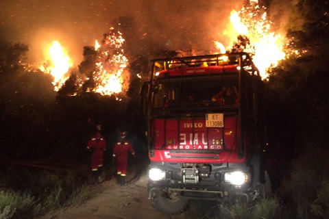 El despliegue de la UME se realiz&oacute; la noche del sabado al domingo realizando un ataque directo en el flanco derecho del incendio