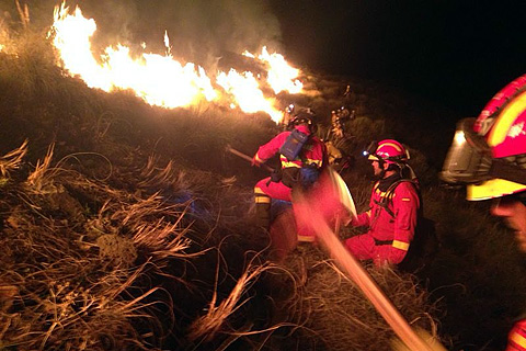 Efectivos del BIEM II en tareas de ataque directo al fuego durante la noche