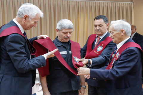 La Uni&oacute;n Nacional de las Milicias Universitarias, rindieron un homenaje a la Unidad Militar de Emergencias, representada por su m&aacute;ximo jefe, el teniente general Miguel Alca&ntilde;iz Comas