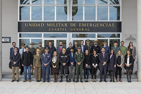 Foto familia del V Curso de Defensa Nacional para j&oacute;venes