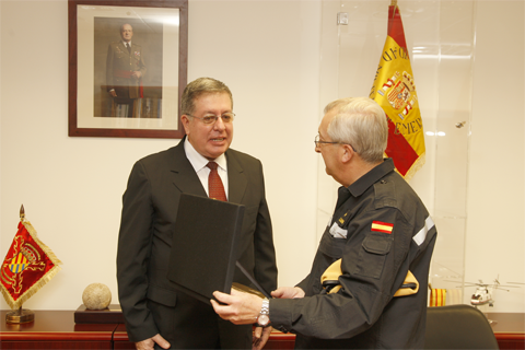 El ministro de Defensa paraguayo inspecciona las instalaciones de la Unidad Militar de Emergencias en la Base A&eacute;rea de Torrej&oacute;n