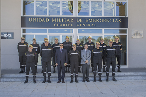 Foto de familia en la puerta del Cuartel General de la UME