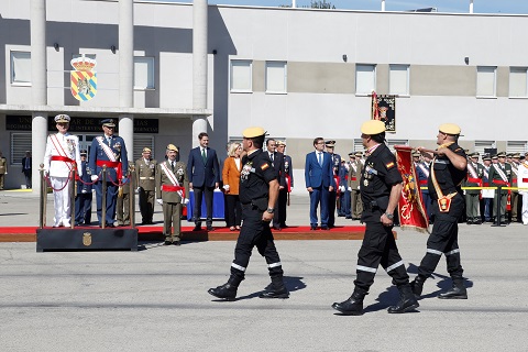 Parada militar que termin&oacute; con un desfile de las unidades participantes