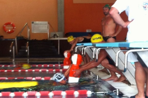 En la piscina del Centro de Ocio Playa Dorada de Noja se han llevado a cabo los 200 metros nataci&oacute;n con obst&aacute;culos, 100 m. socorrista, la combinada de salvamento, 200 m. super-socorrista, 100 m. remolque de maniqu&iacute; con aletas, as&iacute; como las de relevos