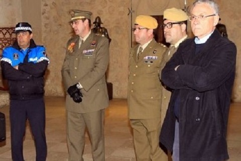 Visualizaci&oacute;n del simulacro por parte del Jefe de la Polic&iacute;a Local de Segovia, Julio Rodr&iacute;guez; el Alcaide del Alc&aacute;zar, coronel Jos&eacute; Mar&iacute;a Mart&iacute;nez; el teniente coronel jefe del servicio de PRL de la UME Jorge Serra; el cabo 1&ordm; del PRL Jes&uacute;s Pretel y el concejal de Seguridad Ciudadana de Segovia, Ram&oacute;n Mu&ntilde;oz