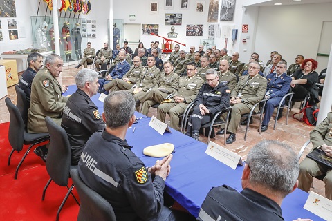 En su alocuci&oacute;n a los alumnos, el general Alca&ntilde;iz dijo refiriendose ante la actuaci&oacute;n en una emergencia que &quot;somos todos una misma cosa, tenemos que sumar&quot;