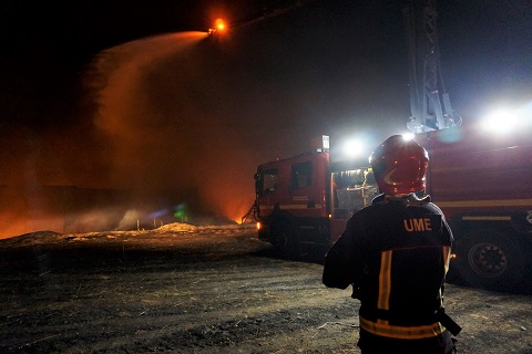 El equipo de intervenci&oacute;n en &aacute;reas contaminadas del GIETMA colaborar&oacute; desde un primer momento con los bomberos del CEIS en la extinci&oacute;n del incendio con sus veh&iacute;culos especializados VINTAC 1