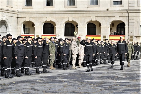 El segundo Jefe de la UME, el general Gimeno, pasa revista a los alumnos que han finalizado el curso.